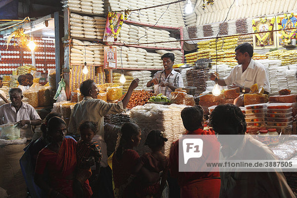 Marktstand mit Süßigkeiten  Thaipusam-Fest  Hindu-Fest  Palani  Tamil Nadu  Tamilnadu  Südindien  Indien  Asien