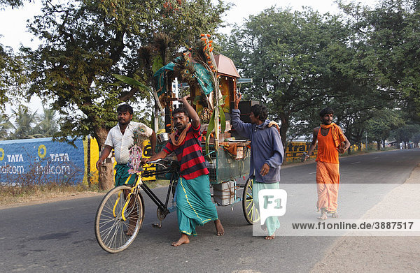 Hindu pilgrims on their way to the Thaipusam Festival in Palani  Tamil Nadu  Tamilnadu  South India  India  South Asia  Asia