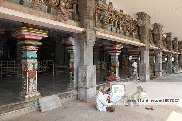 Bannari Amman Tempel  Familie hält Picknick  Tamil Nadu  Tamilnadu  Südindien  Indien  Südasien  Asien