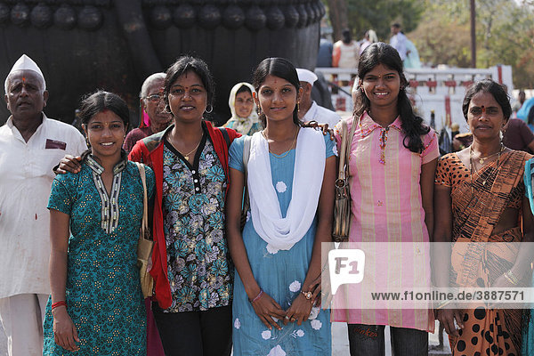 Indische Frauen-Gruppe  Chamundi Hill  Mysore  Maisur  Karnataka  Südindien  Indien  Südasien  Asien