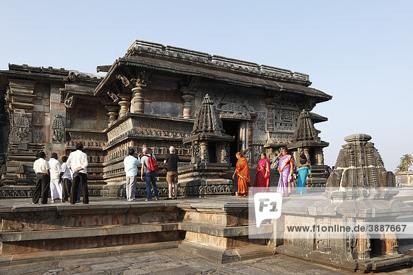 Touristen am Chennakesava Tempel  Hoysala-Stil  Belur  Karnataka  Südindien  Indien  Südasien  Asien