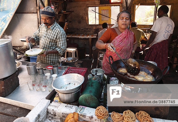 Frau kocht in Essensstand  Burliar  Tamil Nadu  Tamilnadu  Südindien  Indien  Südasien  Asien