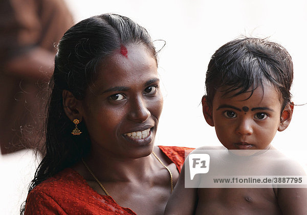 Mutter mit Kind  Backwaters bei Alleppey  Alappuzha  Kerala  Südindien  Indien  Südasien  Asien