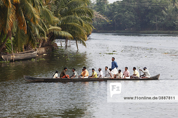 Langboot als Personenfähre auf Pamba River  Backwaters bei Alleppey  Alappuzha  Kerala  Südindien  Indien  Südasien  Asien