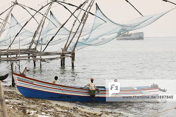 Chinesische Fischernetze und Fischerboot  Kochi  Fort Cochin  Kerala  Südindien  Indien  Südasien  Asien