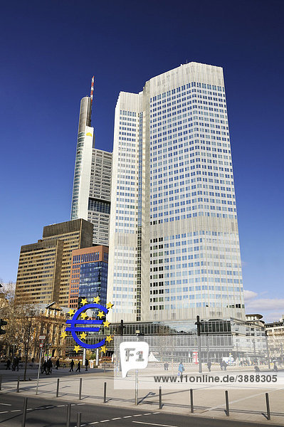 Der 148 Meter hohe Eurotower  der Sitz der Europäischen Zentralbank  Frankfurt am Main  Hessen  Deutschland  Europa