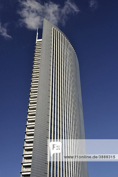 Die Aluminium und Glasfassade vom 130 Meter und 33 Stockwerke hohen Bürohochhaus Pollux im Frankfurter Forum mit der Dresdner Bank als Hauptmieter  Frankfurt am Main  Hessen  Deutschland  Europa