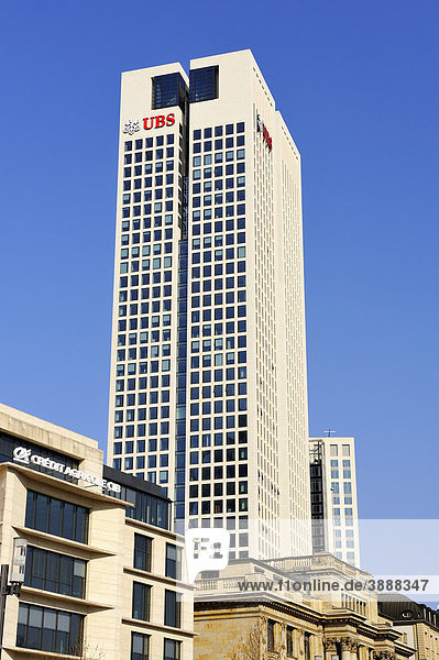 Der 170 Meter hohe Opernturm mit der Schweizer UBS AG als Hauptmieter im Bankenviertel  Frankfurt am Main  Hessen  Deutschland  Europa