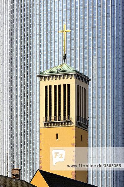 Der Glockenturm der Matthäuskirche  dahinter die Aluminiumfassade des Bürohochhauses Pollux im Bankenviertel  Frankfurt am Main  Hessen  Deutschland  Europa