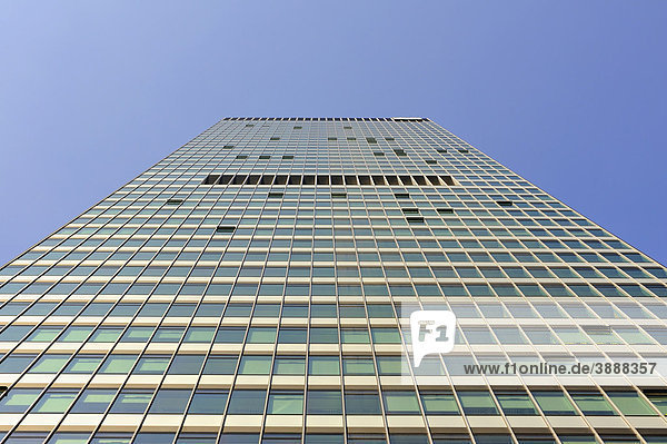 Die 142 Meter hohe Glasfassade des City-Hochhauses oder Selmi Hochhauses gehört der DZ Bank  Frankfurt am Main  Hessen  Deutschland  Europa