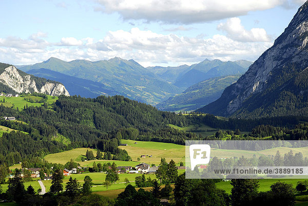 Blick auf den Alpen bei Tauplitz  Landschaft um Grimming Berg  Salzkammergut  Liezen  Steiermark  Österreich  Europa