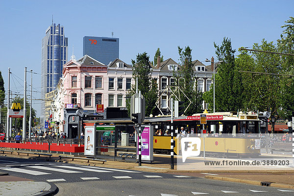 Straßenbahn Haltestelle Eendrachtsplein dahinter der Millenium Tower und das Gebäude Delftse Poort Rotterdam Zuid-Holland Süd-Holland Niederlande Europa