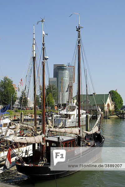 Boote im Veerhaven  ein Hafen für traditionelle  seetüchtige Segelschiffe im Scheepvaartkwartier Viertel  Rotterdam  Zuid-Holland  Süd-Holland  Niederlande  Europa