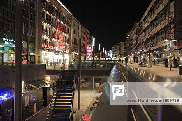 Bahnhofstrasse und Niki-de-Saint-Phalle-Promenade bei Nacht  Landeshauptstadt Hannover  Niedersachsen  Deutschland  Europa