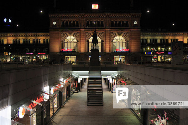Central Station and Niki de Saint Phalle-Promenade at night  Hanover  Hannover  the capital of the federal state of Lower Saxony  Lower Saxony  Germany  Europe