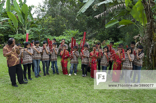 Musikgruppe mit Bambusinstrumenten  Trommel und traditionellen Tänzen  Ratepao  Sulawesi  Indonesien  Südostasien