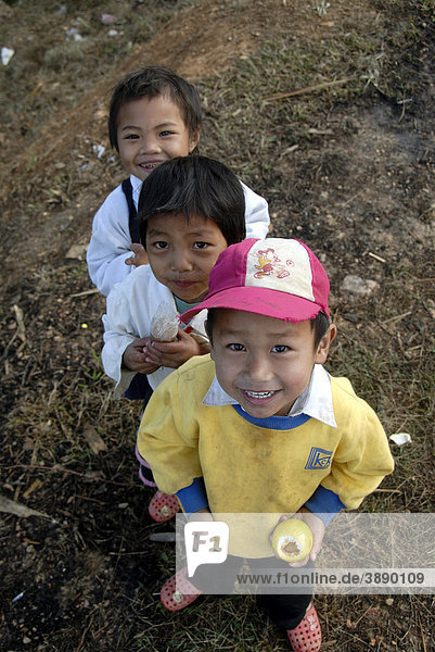 Blick von oben  Armut  Bande von grinsenden Kindern haben Spaß  Dorf Ban Komaen  Distrikt und Provinz Phongsali  Laos  Südostasien  Asien