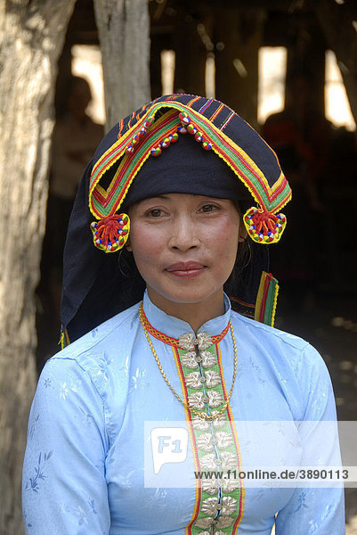 Portrait  Frau der Tai Dam Ethnie  Tracht  traditionelle Kleidung  bunt bestickte Kopfbedeckung  Bluse mit Silberknöpfen  Dorf Ban Phonxay  Muang Mai Distrikt  Provinz Phongsali  Laos  Südostasien  Asien