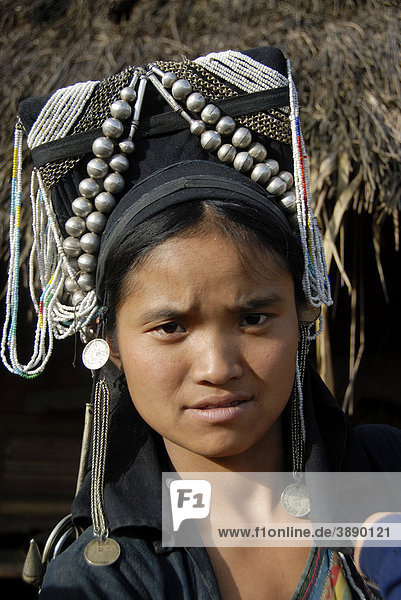Portrait  Frau der Akha Nuqui Ethnie  traditionelle Kleidung  Kopfschmuck  mit silbernen Perlen verzierte Haube  Dorf Ban Seochayneua  Distrikt und Provinz Phongsali  Laos  Südostasien  Asien