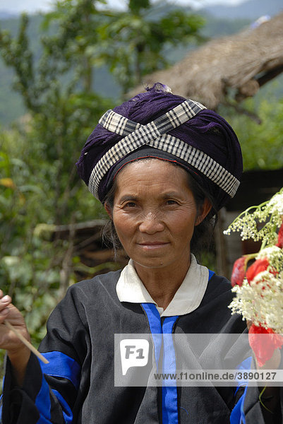 Portrait  alte Frau der Hmong Ethnie  traditionelle Kleidung mit Turban  Provinz Houaphan  Laos  Südostasien  Asien