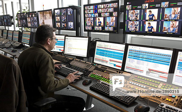 Techniker im Playout Center der ProSiebenSat.1 Media AG  hier werden die Inhalte der Sendergruppe gesendet  die bandlos auf einem zentralen Server im Hause gespeichert sind  Sendezentrum  Unterföhring  Bayern  Deutschland  Europa