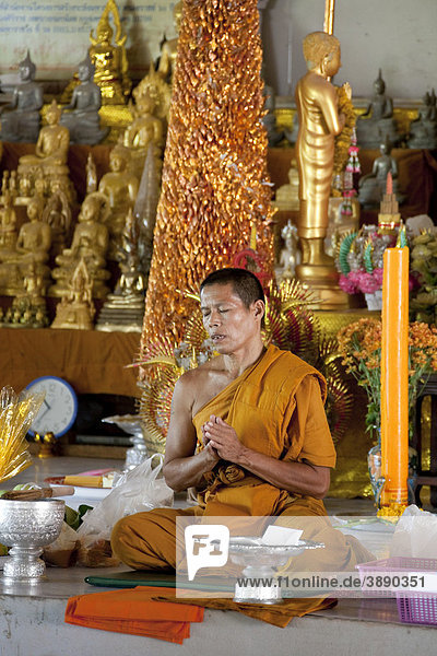 Betender Mönch  Big Buddha  Insel Phuket  Südthailand  Thailand  Südostasien  Asien