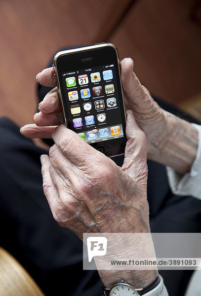 Älterer Herr bedient ein Smartphone  Hände mit iPhone