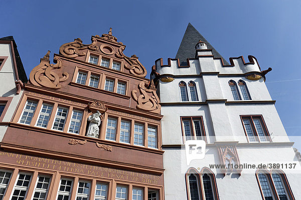 Steipe und Rotes Haus am Hauptmarkt in Trier  Rheinland-Pfalz  Deutschland  Europa