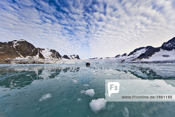 Eis  Fjord  Zodiac  Schlauchboot im Fuglefjord vor Gletscher  Svalbard  Spitzbergen  Norwegen