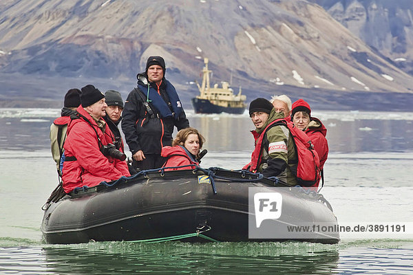 Eis  Fjord  Zodiac  Schlauchboot vor Gletscher  Svalbard  Spitzbergen  Norwegen