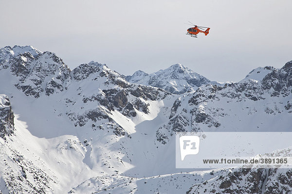 Luftrettung mit Hubschrauber am Fellhorn  Skiunfall  Winter  Schnee  Oberstdorf  Allgäuer Alpen  Allgäu  Bayern  Deutschland  Europa