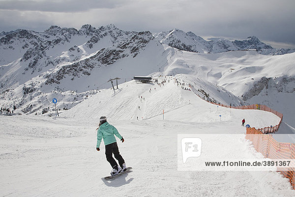 Snowboarder on Mt Fellhorn  skiing area  winter  snow  Oberstdorf  Allgaeu Alps  Allgaeu  Bavaria  Germany  Europe