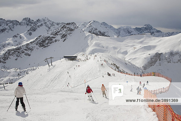 Skiers on Mt Fellhorn  skiing area  winter  snow  Oberstdorf  Allgaeu Alps  Allgaeu  Bavaria  Germany  Europe