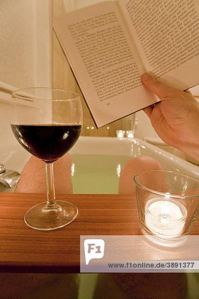 Mann Sitzt In Badewanne Baden Buch Lesen Wein Trinken Kerzen Wellness Relaxen Entspannung