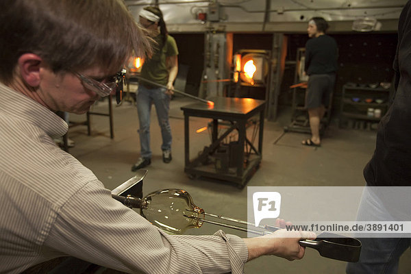 Ein Schüler formt Glas  Unterricht am Michigan Hot Glass Workshop  Detroit  Michigan  USA