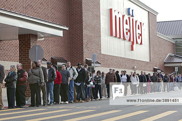 Arbeitslose Bewohner von Detroit stehen Schlange um 200 Arbeitsplätze beim neuen Meijer Supermarkt  Rochester Hills  Michigan  USA