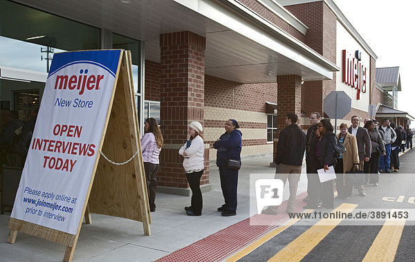 Arbeitslose Bewohner von Detroit stehen Schlange um 200 Arbeitsplätze beim neuen Meijer Supermarkt  Rochester Hills  Michigan  USA
