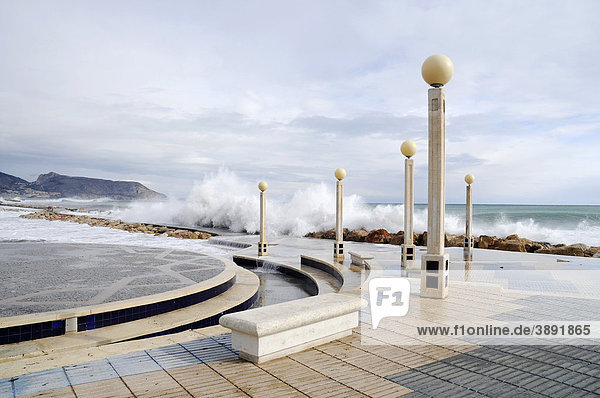 Unwetter  Promenade  Sturmflut  Wellen  Überschwemmung  Altea  Provinz Alicante  Costa Blanca  Spanien  Europa