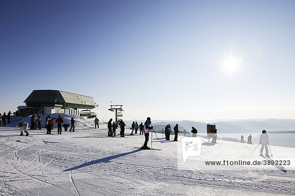 Skilift and skiers on Mt Feldberg  southern Black Forest  Baden-Wuerttemberg  Germany  Europe
