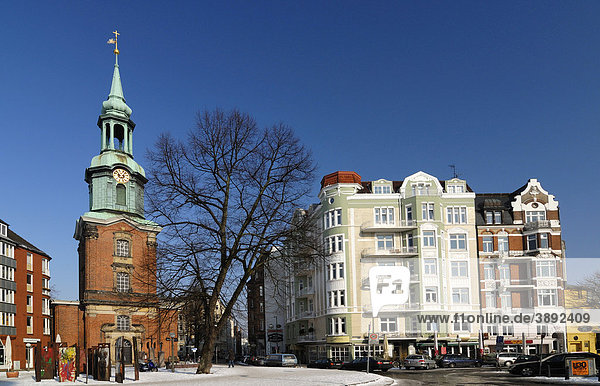 Die Heilige Dreieinigkeitskirche und Wohnhäuser in St. Georg  Hamburg  Deutschland  Europa