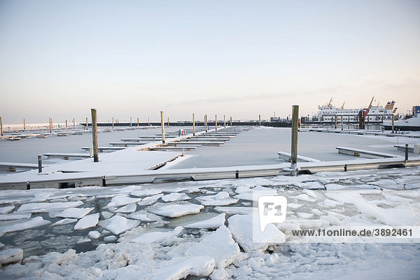 Der vollständig zugefrorene Sportboothafen von Wyk auf der Nordsee-Insel Föhr  Nationalpark Schleswig-Holsteinisches Wattenmeer  Nordfriesische Inseln  Schleswig Holstein  Norddeutschland  Europa