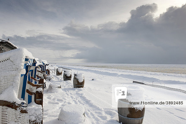Verschneite Strandkörbe blicken auf eine Schnee- und Eislandschaft am Südstrand von Wyk auf der Nordsee-Insel Föhr  Nationalpark Schleswig-Holsteinisches Wattenmeer  UNESCO Weltnaturerbe  Nordfriesische Inseln  Schleswig-Holstein  Norddeutschland  Europa