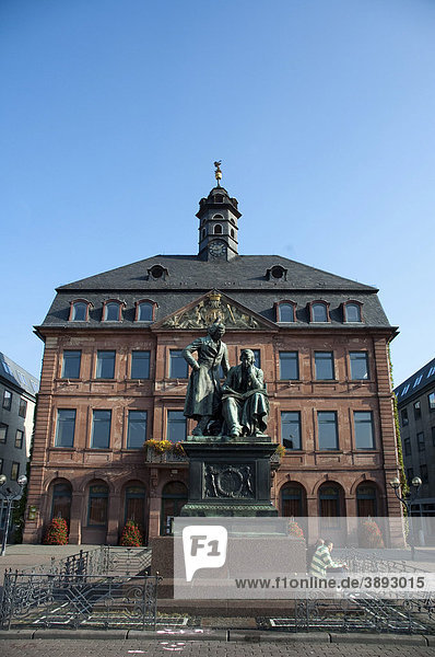 Rathaus  Gebrüder-Grimm-Denkmal  Hanau  Hessen  Deutschland  Europa