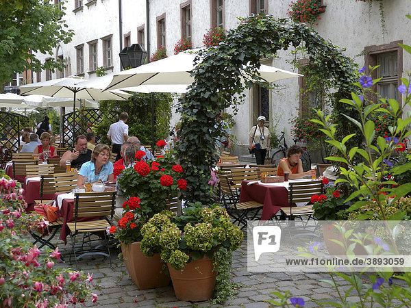 Bischofshof beer garden restaurant  historic centre of Regensburg  UNESCO World Heritage Site  Bavaria  Germany  Europe