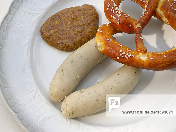 Weißwurst mit süßem Senf und Bretzel  Bayern  Deutschland  Europa