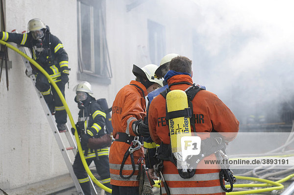 Die Feuerwehr bei Löscharbeiten an einem ausgebrannten Möbellager  Asperg  Baden-Württemberg  Deutschland  Europa