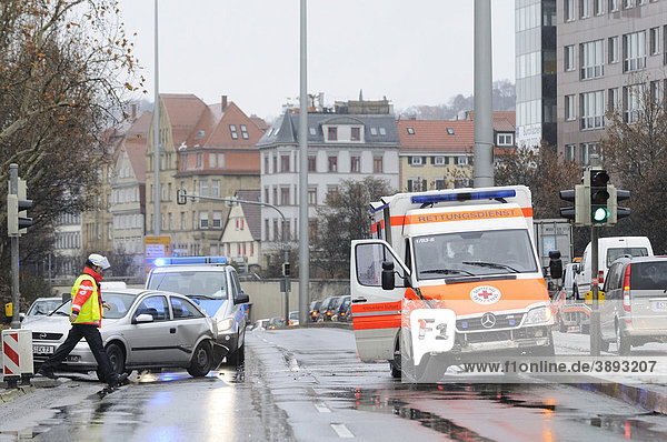 Verkehrsunfall  DRK-Rettungswagen auf Einsatzfahrt fährt auf Opel auf  B 14 Richtung Stg-Ost  auf Höhe der Sophienstraße  Stuttgart  Baden-Württemberg  Deutschland  Europa
