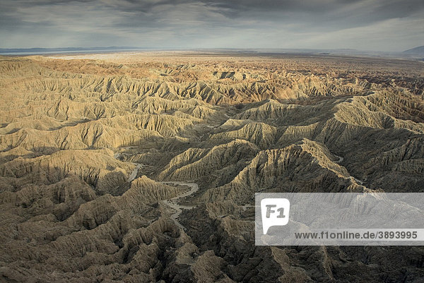 Blick über eine karge Wüstenlandschaft  Borrego Badlands  Anza Borrego Desert State Park  Kalifornien  USA