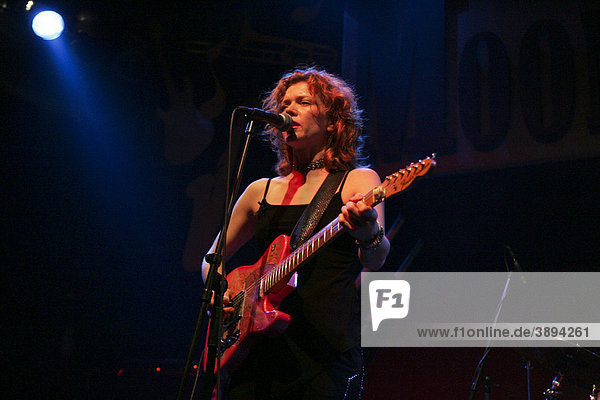 Die kanadische Bluessängerin  Gitarristin und Songschreiberin Sue Foley live im Moonwalker Music Club in Aarburg  Aargau  Schweiz