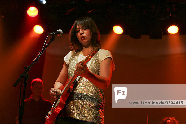 Die britische Rocksängerin und Gitarristin Charlotte Hatherley  Ex-Ash  live in der Schüür  Luzern  Schweiz